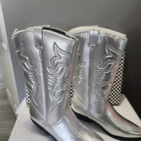 Soda Women's Faux Leather Silver Cowboy Cowgirl Mid Block Heel Boots Sz 9 NIB - Picture 2 of 4